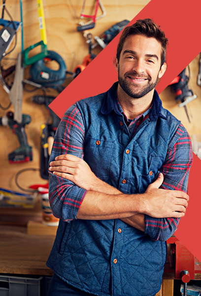 Ein männlicher Handwerker mittleren Alters in seinem Betrieb.